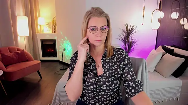 Snapshot of Annie_Light chatting on March 2025 06:03:01 AM Annie Light online show from March 2025 06:03:01 AM