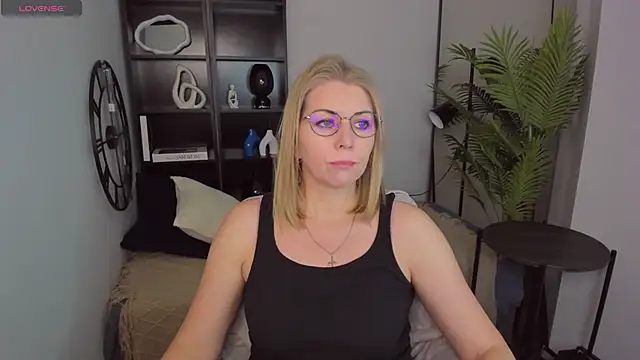 Snapshot of Annie_Light chatting on March 2025 05:32:01 AM Annie Light online show from March 2025 05:32:01 AM