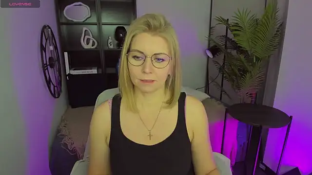 Snapshot of Annie_Light chatting on March 2025 11:44:02 AM Annie Light online show from March 2025 11:44:02 AM