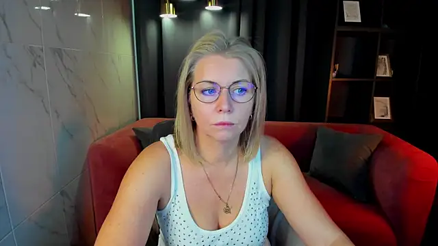 Snapshot of Annie_Light chatting on September 2025 05:44:02 AM Annie Light online show from September 2025 05:44:02 AM