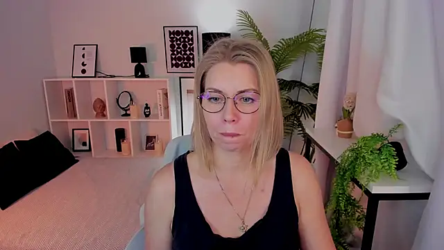 Annie Light online show from November 2025 01:43:01 PM