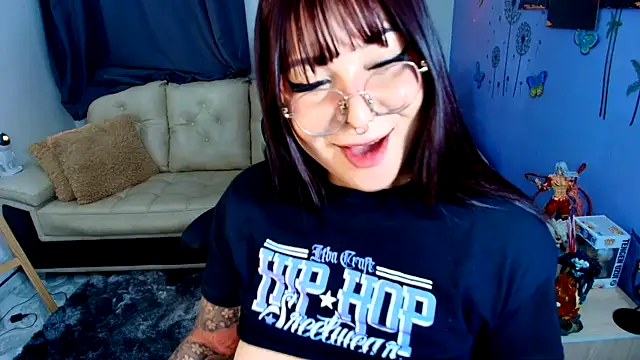 Snapshot of SweetIsabella_x chatting on May 2026 05:05:01 AM SweetIsabella x online show from May 2026 05:05:01 AM