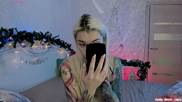 Snapshot of LillyMoure_ chatting on December 2025 12:48:02 AM LillyMoure online show from December 2025 12:48:02 AM