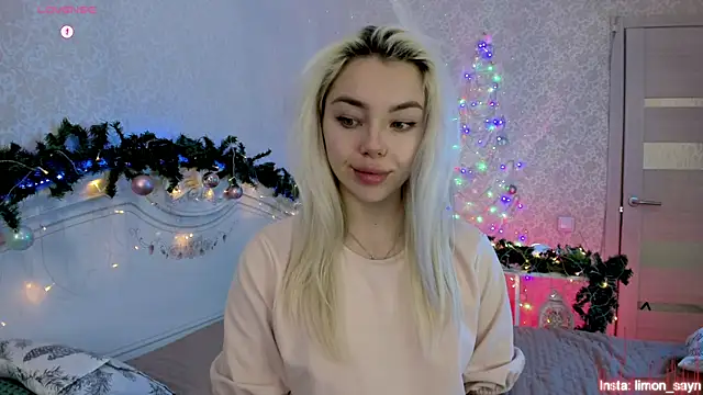 Snapshot of LillyMoure_ chatting on December 2025 11:42:02 PM LillyMoure online show from December 2025 11:42:02 PM