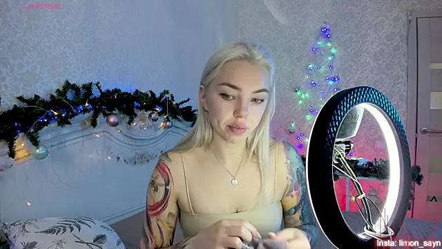 Snapshot of LillyMoure_ chatting on December 2025 11:23:02 PM LillyMoure online show from December 2025 11:23:02 PM