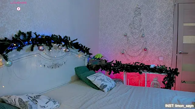 Snapshot of LillyMoure_ chatting on January 2026 12:14:02 AM LillyMoure online show from January 2026 12:14:02 AM