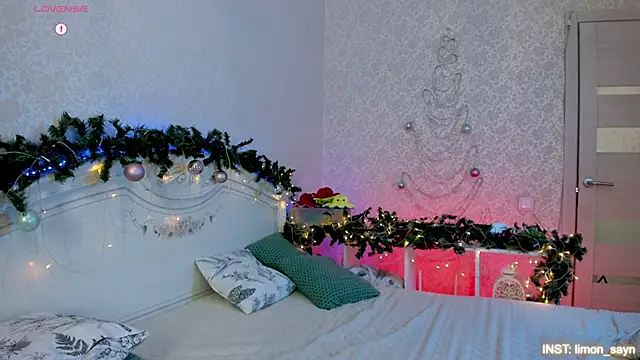 Snapshot of LillyMoure_ chatting on January 2026 11:50:01 PM LillyMoure online show from January 2026 11:50:01 PM