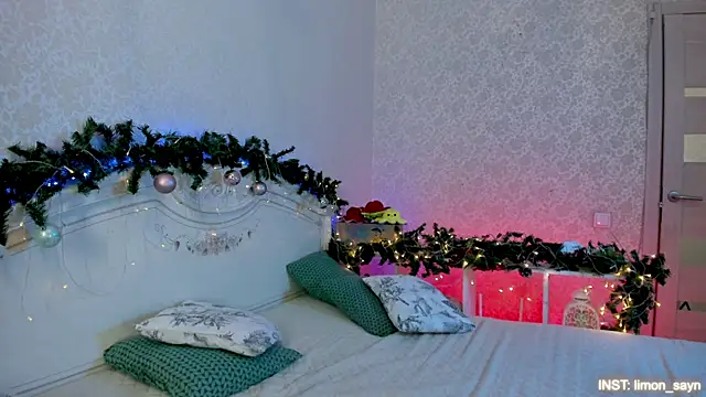 Snapshot of LillyMoure_ chatting on January 2026 11:32:02 PM LillyMoure online show from January 2026 11:32:02 PM