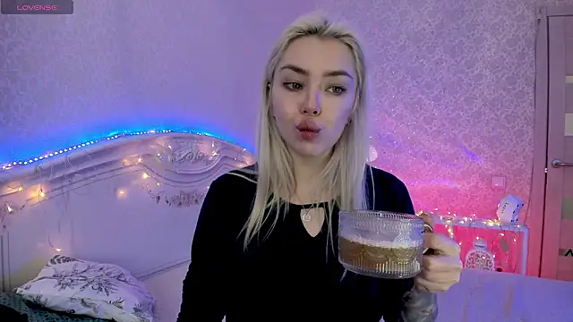 Snapshot of LillyMoure_ chatting on January 2026 11:52:02 PM LillyMoure online show from January 2026 11:52:02 PM