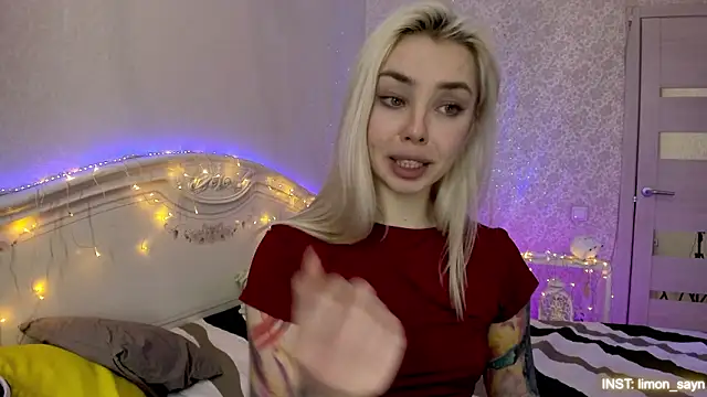 Snapshot of LillyMoure_ chatting on February 2026 02:53:01 AM LillyMoure online show from February 2026 02:53:01 AM