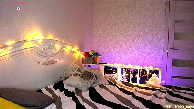 Snapshot of LillyMoure_ chatting on February 2026 11:01:01 PM LillyMoure online show from February 2026 11:01:01 PM