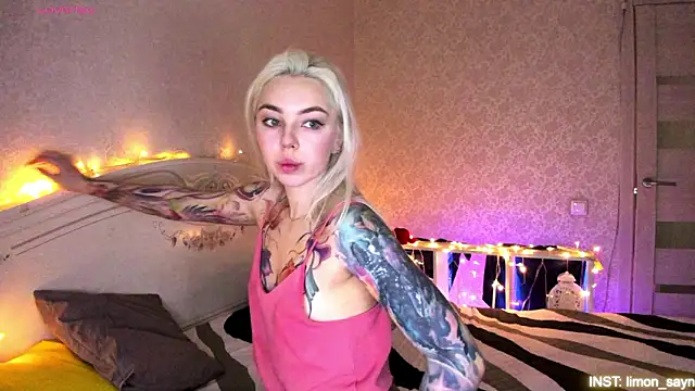 Snapshot of LillyMoure_ chatting on February 2026 10:50:01 PM LillyMoure online show from February 2026 10:50:01 PM