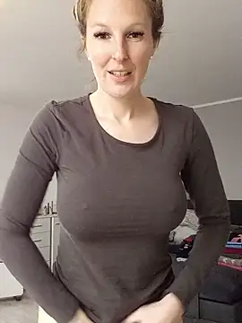 MaviePearl online show from February 2025 11:30:01 AM