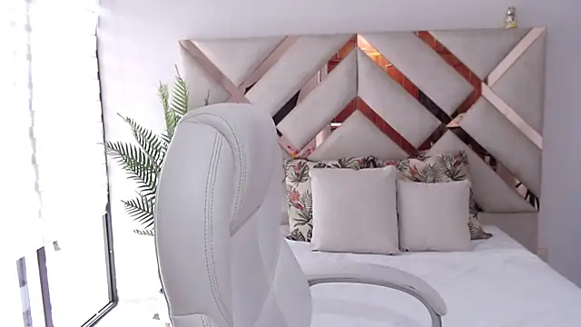 Snapshot of sophia_hadid chatting on March 2025 06:07:01 PM sophia hadid online show from March 2025 06:07:01 PM