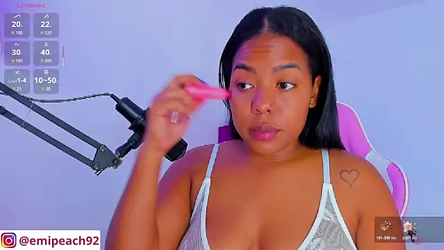 Snapshot of samanthaabloom chatting on November 2025 01:17:02 AM samanthaabloom online show from November 2025 01:17:02 AM