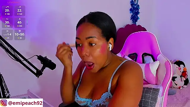 Snapshot of samanthaabloom chatting on November 2025 01:06:02 AM samanthaabloom online show from November 2025 01:06:02 AM