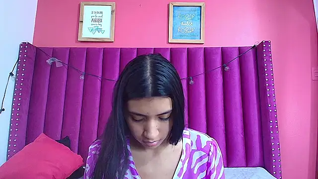 Snapshot of littlee_emilyy_ chatting on December 2024 06:10:01 PM littlee emilyy online show from December 2024 06:10:01 PM