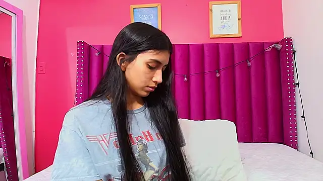 Snapshot of littlee_emilyy_ chatting on January 2025 02:48:02 AM littlee emilyy online show from January 2025 02:48:02 AM