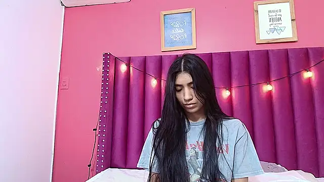 Snapshot of littlee_emilyy_ chatting on January 2025 09:02:01 AM littlee emilyy online show from January 2025 09:02:01 AM