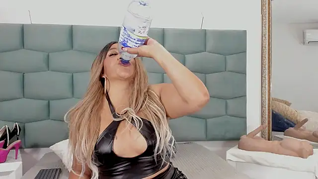 MiaMancini online show from September 2025 10:02:01 PM