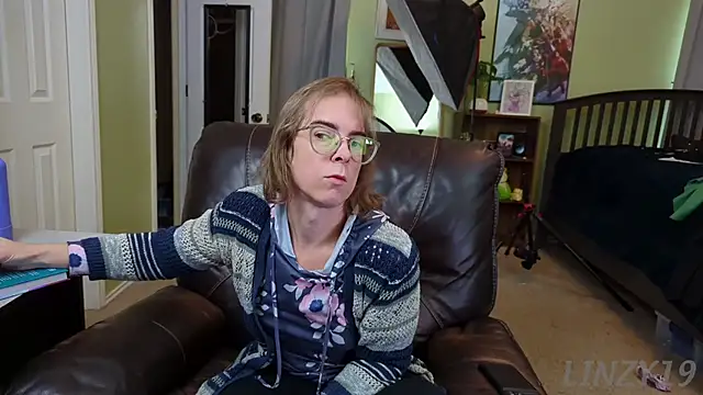 Snapshot of Linzy_19 chatting on January 2025 06:41:02 PM Linzy 19 online show from January 2025 06:41:02 PM