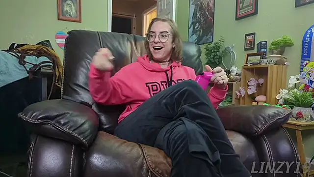 Snapshot of Linzy_19 chatting on January 2025 01:21:02 AM Linzy 19 online show from January 2025 01:21:02 AM