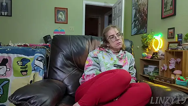 Snapshot of Linzy_19 chatting on January 2025 03:54:02 AM Linzy 19 online show from January 2025 03:54:02 AM