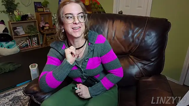 Snapshot of Linzy_19 chatting on February 2025 03:33:01 AM Linzy 19 online show from February 2025 03:33:01 AM