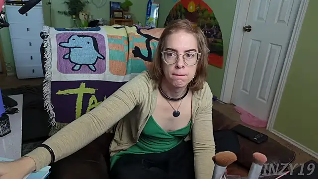 Snapshot of Linzy_19 chatting on February 2025 03:52:01 PM Linzy 19 online show from February 2025 03:52:01 PM