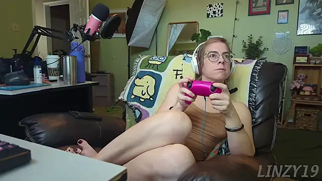 Snapshot of Linzy_19 chatting on March 2025 09:37:02 PM Linzy 19 online show from March 2025 09:37:02 PM