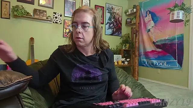 Snapshot of Linzy_19 chatting on November 2025 05:28:02 AM Linzy 19 online show from November 2025 05:28:02 AM