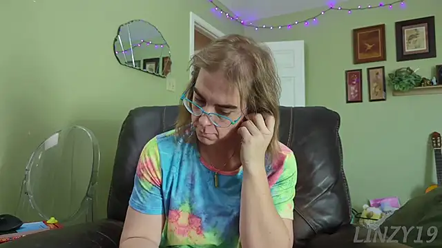 Snapshot of Linzy_19 chatting on November 2025 09:26:02 PM Linzy 19 online show from November 2025 09:26:02 PM