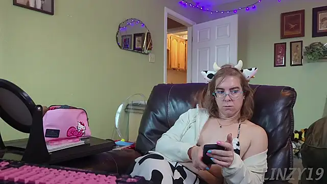 Linzy 19 online show from November 2025 03:45:01 PM