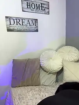 Snapshot of Mau_White chatting on January 2025 11:43:02 PM Mau White online show from January 2025 11:43:02 PM