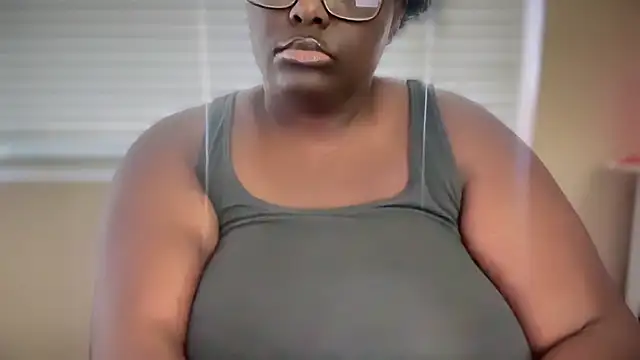 Snapshot of Yagurl__west chatting on February 2025 12:06:01 AM Yagurl west online show from February 2025 12:06:01 AM