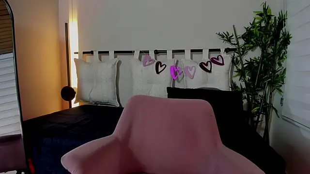 pamela anderson  online show from February 2025 04:04:01 AM