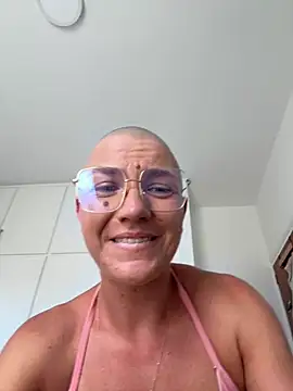 Snapshot of PaulinaSchubert1 chatting on May 2026 01:40:02 PM PaulinaSchubert1 online show from May 2026 01:40:02 PM