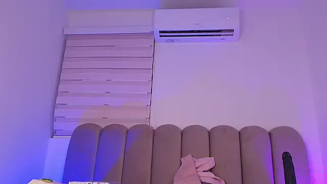 jones maddy  online show from November 2025 12:05:02 PM