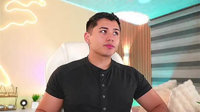 Snapshot of MatiasKorn chatting on November 2025 06:19:02 AM MatiasKorn online show from November 2025 06:19:02 AM