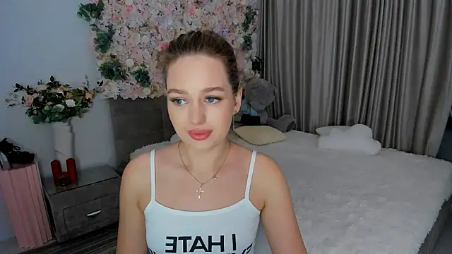 MiracleCurly online show from October 2025 07:20:02 PM