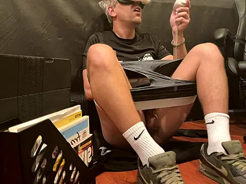 Snapshot of LeviXtreme chatting on November 2025 05:10:01 AM LeviXtreme online show from November 2025 05:10:01 AM