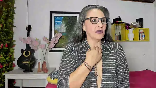 Snapshot of merlyna_goldens chatting on January 2025 09:15:01 AM merlyna goldens online show from January 2025 09:15:01 AM