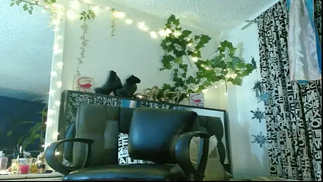 Snapshot of DULCE_ZOE chatting on March 2025 04:14:01 AM DULCE ZOE online show from March 2025 04:14:01 AM