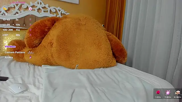 GoldenCaroline online show from October 2025 12:24:02 PM