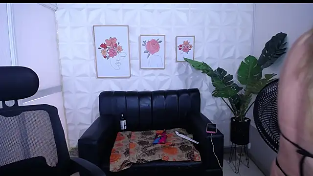 Valentinaa mature online show from January 2026 07:18:01 PM