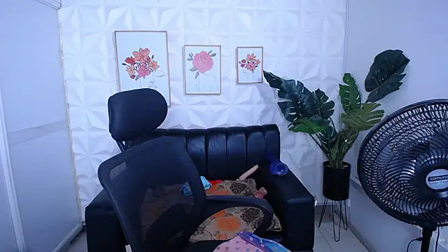 Snapshot of Valentinaa_mature chatting on March 2026 08:53:01 AM Valentinaa mature online show from March 2026 08:53:01 AM