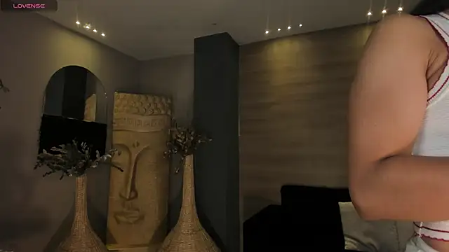 LizzHamilton   online show from December 2025 09:33:01 PM