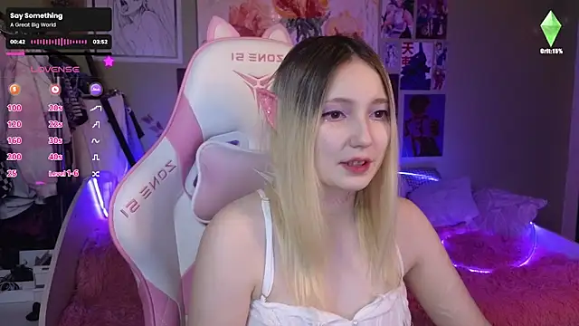 Snapshot of Evie_Ro chatting on December 2024 10:22:01 PM Evie Ro online show from December 2024 10:22:01 PM