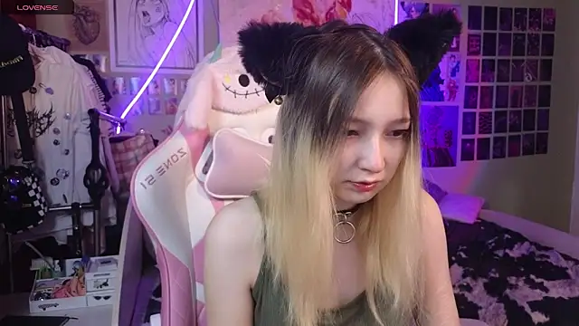 Snapshot of Evie_Ro chatting on February 2025 11:23:02 PM Evie Ro online show from February 2025 11:23:02 PM