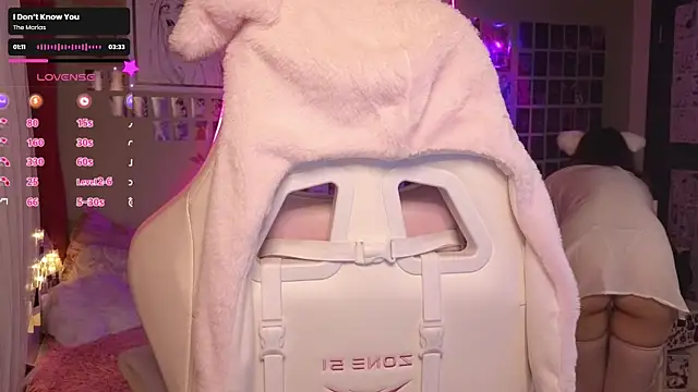 Snapshot of Evie_Ro chatting on November 2025 11:36:02 PM Evie Ro online show from November 2025 11:36:02 PM